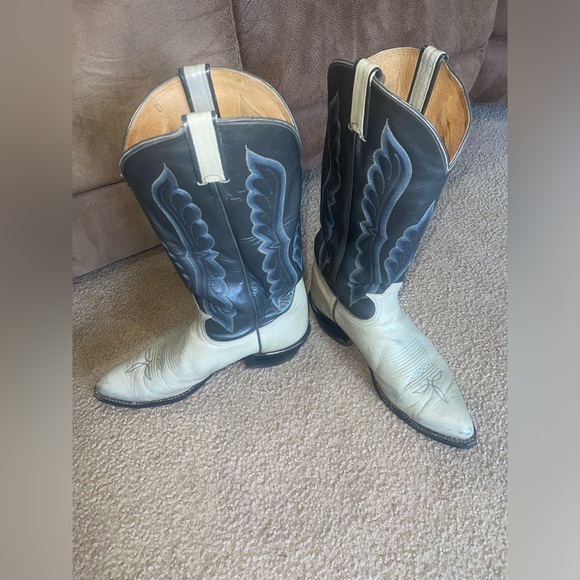 White Men’s Tony Lama Cowboy Boots
- Men’s size 10 1/2 D
- don’t wear anymore - Picture 1 of 3